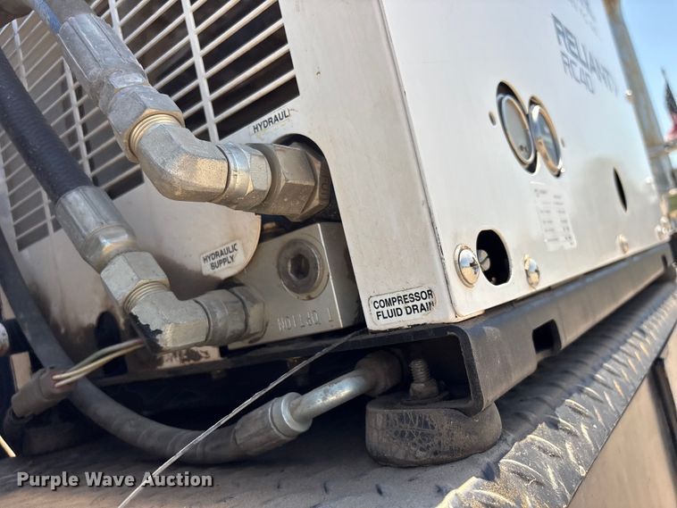 image for item FI0195 2007 Peterbilt 335 fuel / lube truck