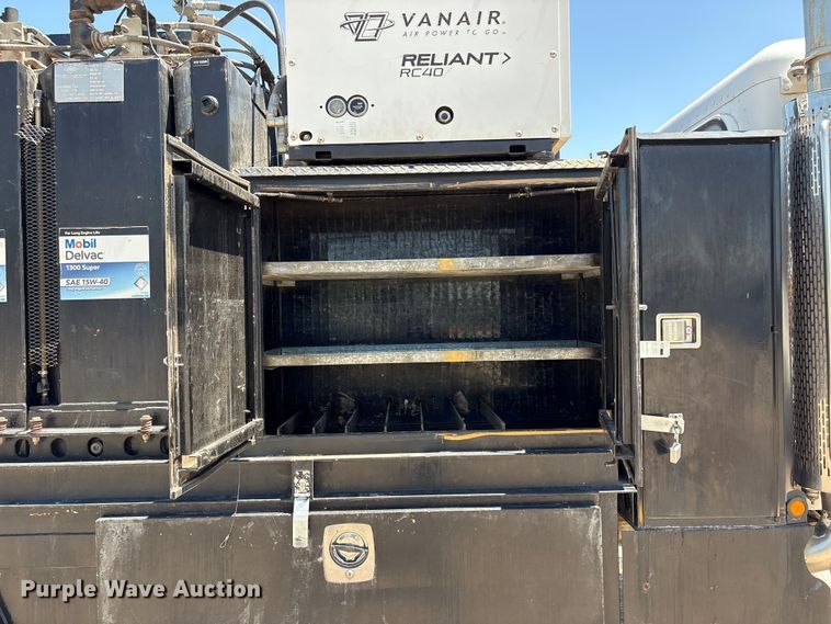 image for item FI0195 2007 Peterbilt 335 fuel / lube truck