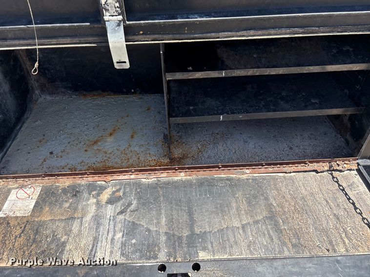 image for item FI0195 2007 Peterbilt 335 fuel / lube truck