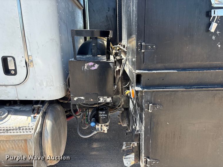 image for item FI0195 2007 Peterbilt 335 fuel / lube truck