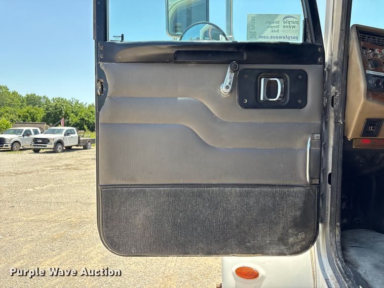 image for item FI0195 2007 Peterbilt 335 fuel / lube truck