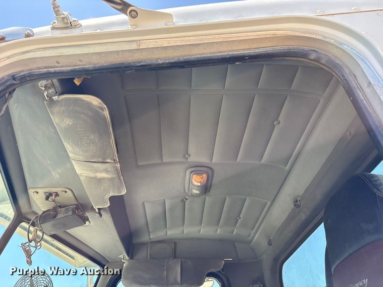 image for item FI0195 2007 Peterbilt 335 fuel / lube truck