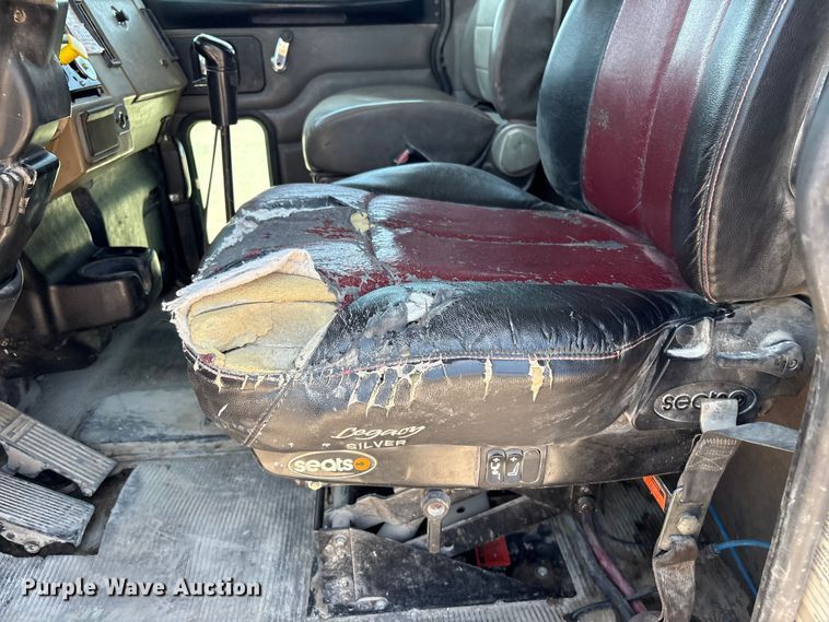 image for item FI0195 2007 Peterbilt 335 fuel / lube truck