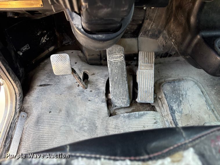 image for item FI0195 2007 Peterbilt 335 fuel / lube truck
