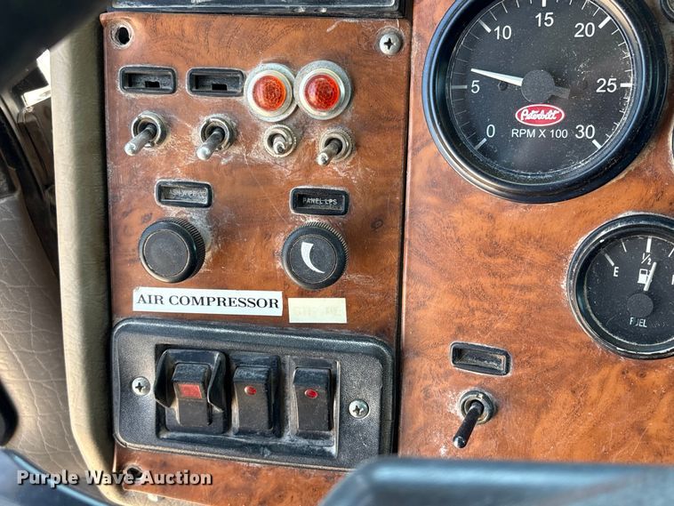 image for item FI0195 2007 Peterbilt 335 fuel / lube truck
