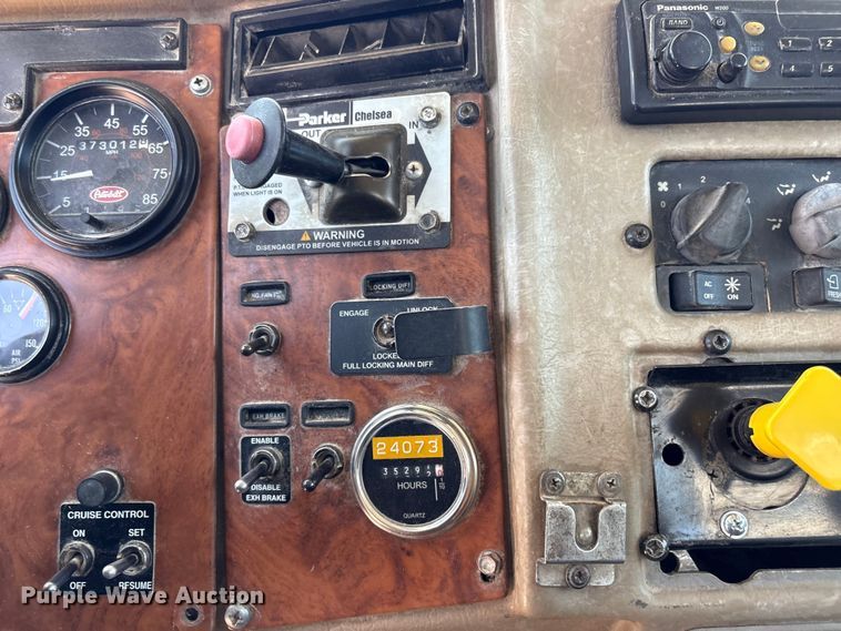 image for item FI0195 2007 Peterbilt 335 fuel / lube truck