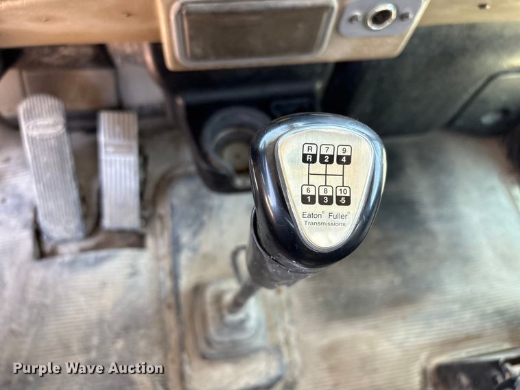 image for item FI0195 2007 Peterbilt 335 fuel / lube truck