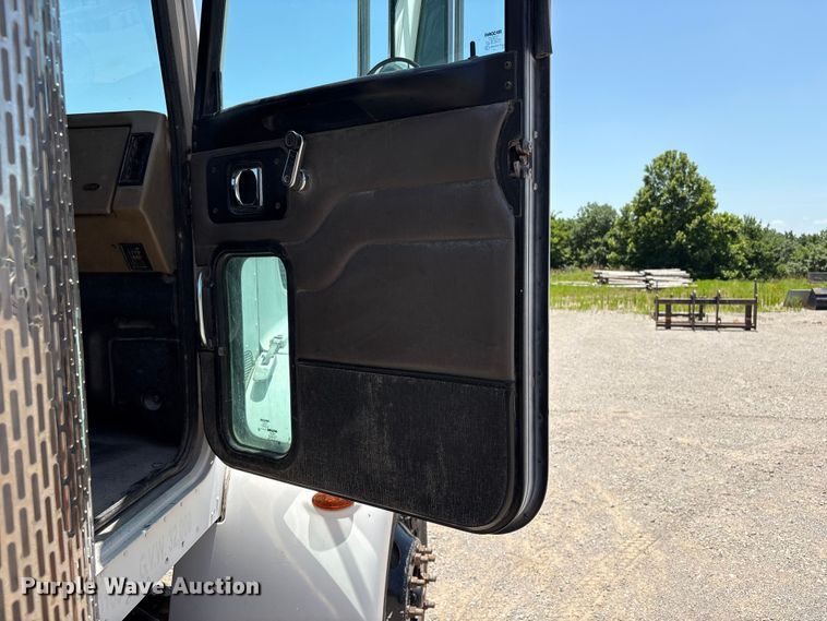 image for item FI0195 2007 Peterbilt 335 fuel / lube truck