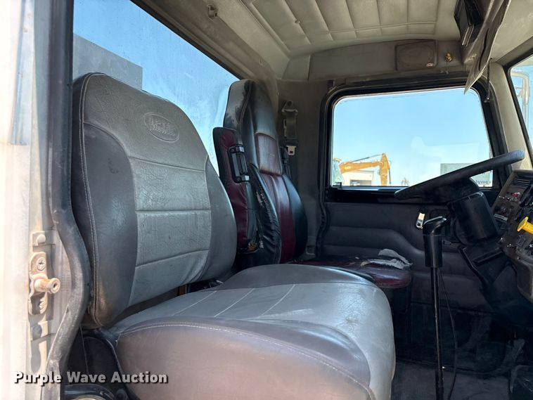 image for item FI0195 2007 Peterbilt 335 fuel / lube truck