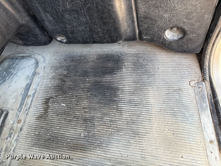 image for item FI0195 2007 Peterbilt 335 fuel / lube truck