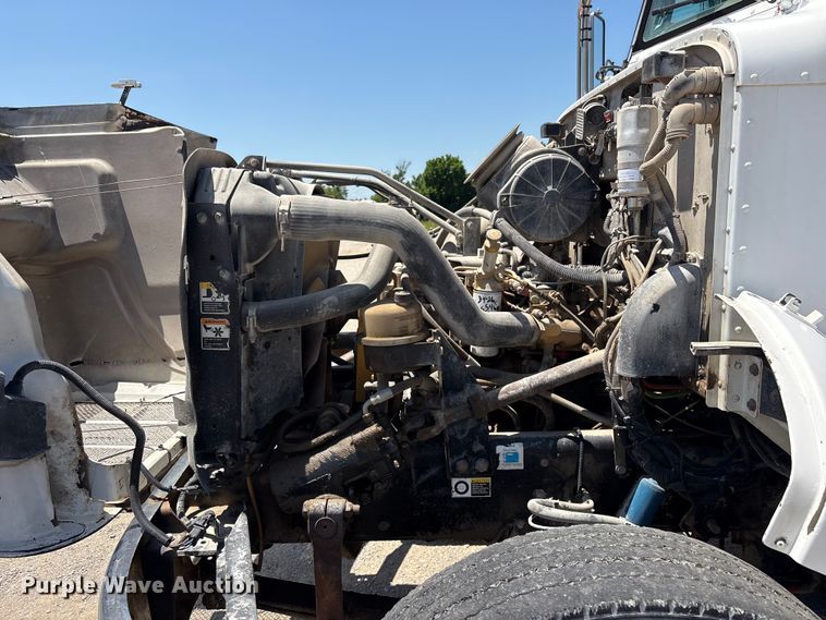 image for item FI0195 2007 Peterbilt 335 fuel / lube truck