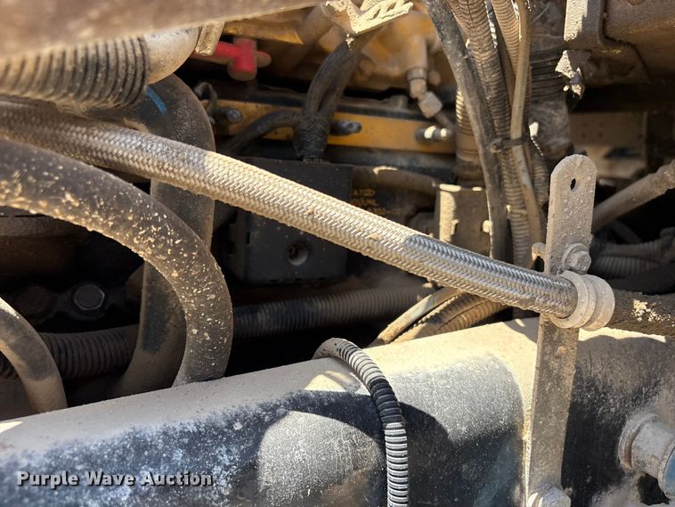 image for item FI0195 2007 Peterbilt 335 fuel / lube truck