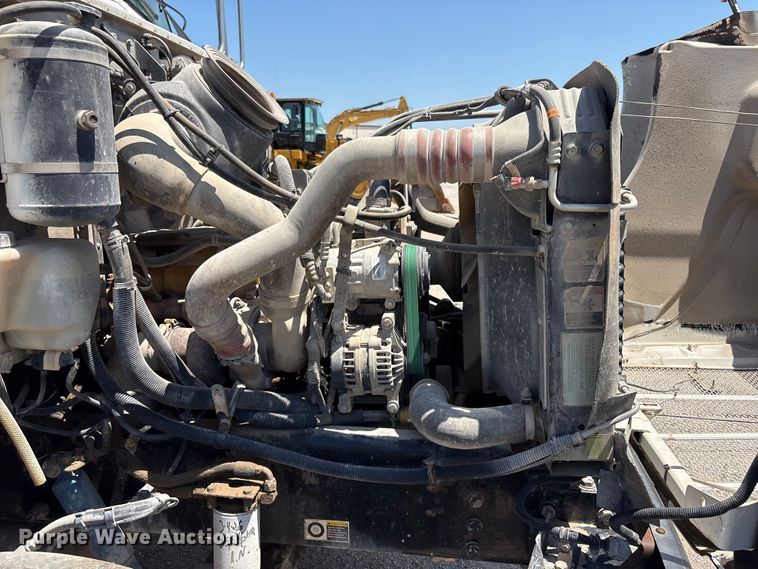 image for item FI0195 2007 Peterbilt 335 fuel / lube truck