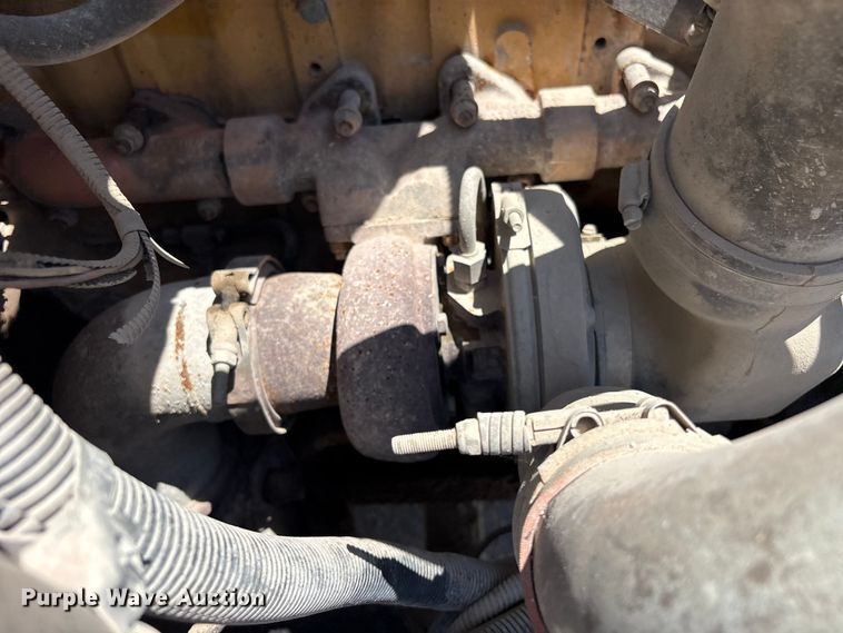 image for item FI0195 2007 Peterbilt 335 fuel / lube truck