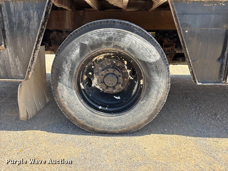 image for item FI0195 2007 Peterbilt 335 fuel / lube truck