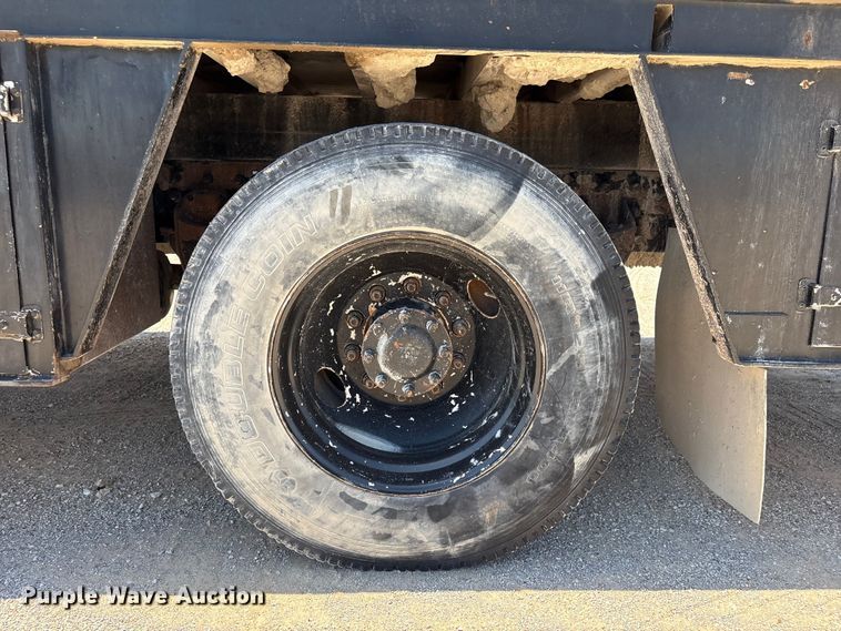 image for item FI0195 2007 Peterbilt 335 fuel / lube truck