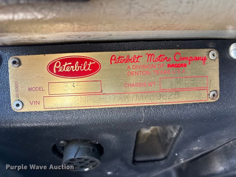 image for item FI0195 2007 Peterbilt 335 fuel / lube truck
