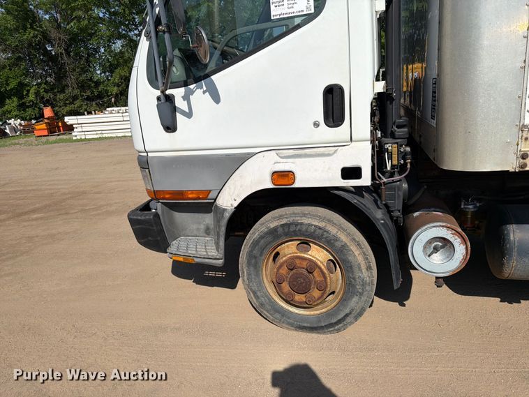 image for item FK0205 1999 Mitsubishi Fuso FH211 box truck