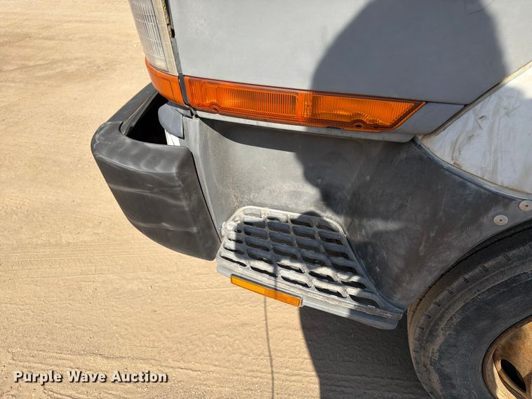 image for item FK0205 1999 Mitsubishi Fuso FH211 box truck