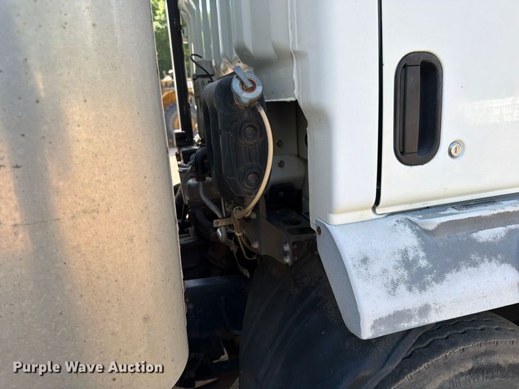 image for item FK0205 1999 Mitsubishi Fuso FH211 box truck