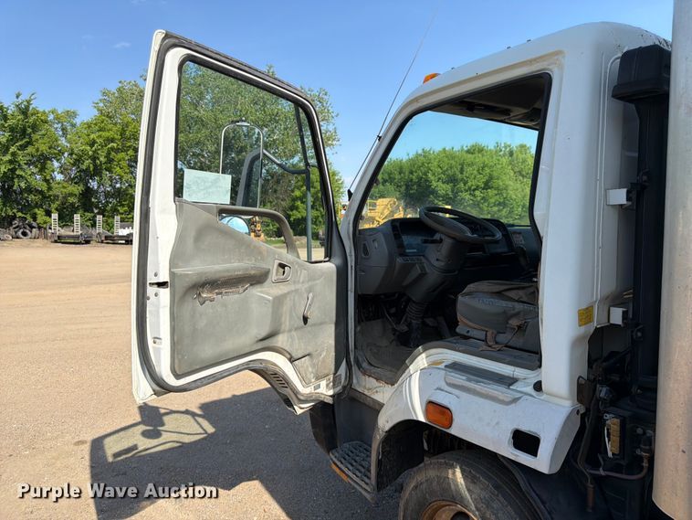 image for item FK0205 1999 Mitsubishi Fuso FH211 box truck
