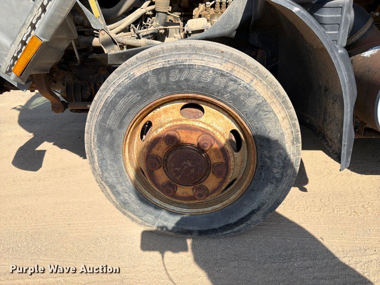 image for item FK0205 1999 Mitsubishi Fuso FH211 box truck