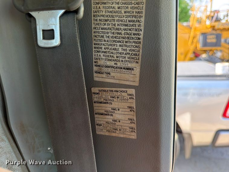 image for item FK0205 1999 Mitsubishi Fuso FH211 box truck