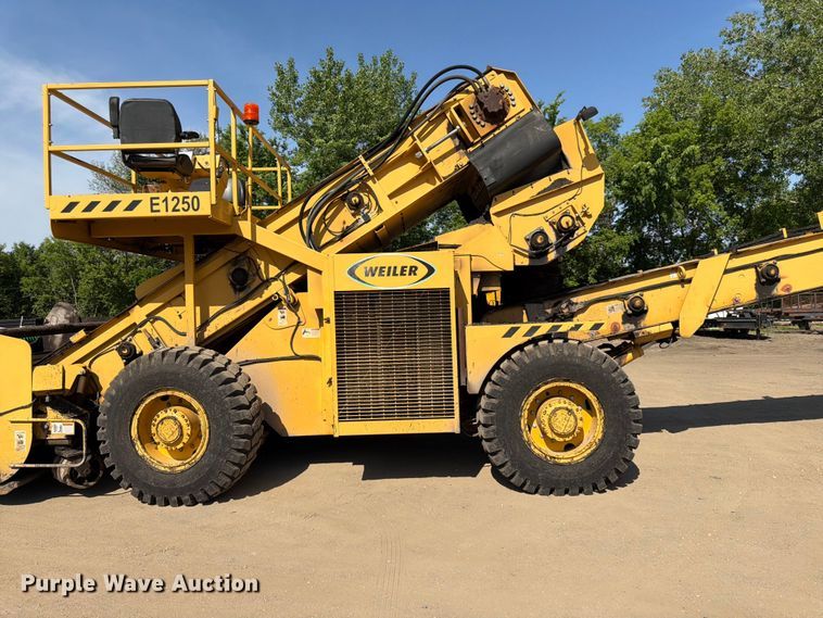 image for item FK0206 Weiler E1250 material transfer vehicle