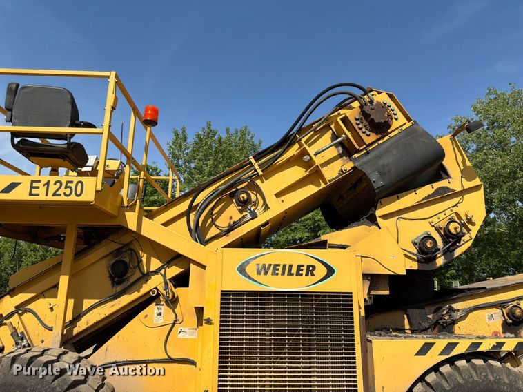 image for item FK0206 Weiler E1250 material transfer vehicle