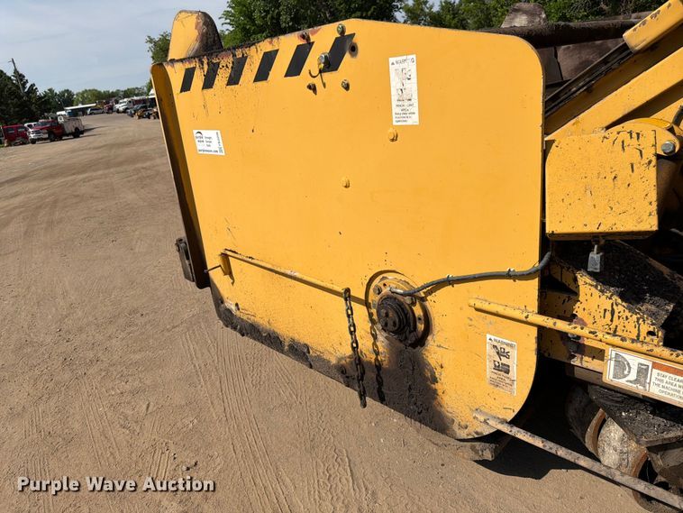 image for item FK0206 Weiler E1250 material transfer vehicle
