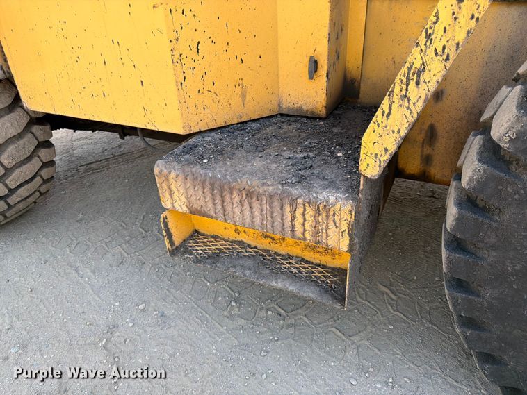 image for item FK0206 Weiler E1250 material transfer vehicle