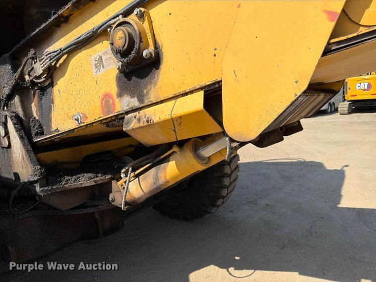 image for item FK0206 Weiler E1250 material transfer vehicle