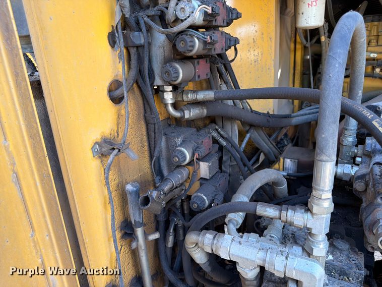 image for item FK0206 Weiler E1250 material transfer vehicle