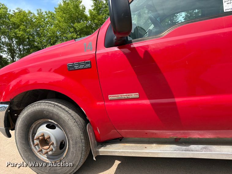 image for item FK0210 2004 Ford F350 Super Duty Crew Cab flatbed pickup truck
