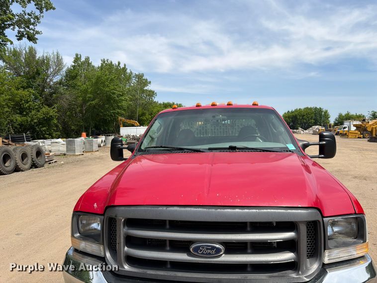 image for item FK0210 2004 Ford F350 Super Duty Crew Cab flatbed pickup truck