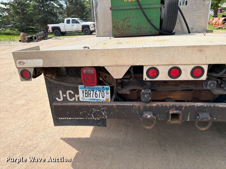 image for item FK0210 2004 Ford F350 Super Duty Crew Cab flatbed pickup truck
