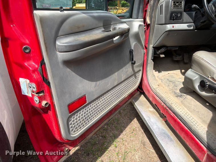 image for item FK0210 2004 Ford F350 Super Duty Crew Cab flatbed pickup truck