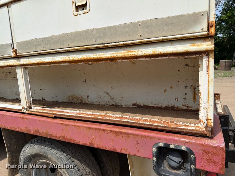 image for item FK0211 2004 Ford F350 Super Duty Crew Cab flatbed pickup truck