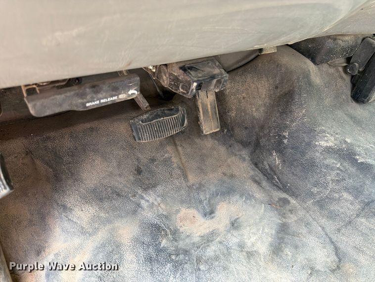 image for item FK0211 2004 Ford F350 Super Duty Crew Cab flatbed pickup truck
