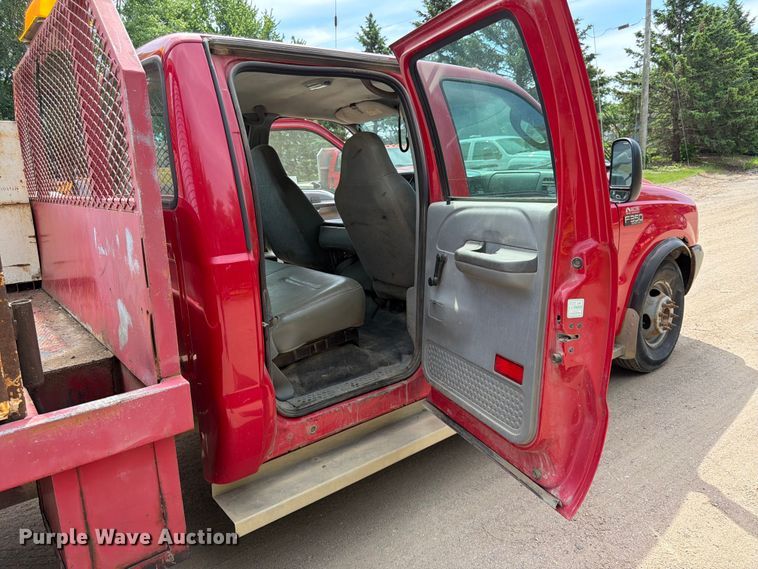 image for item FK0211 2004 Ford F350 Super Duty Crew Cab flatbed pickup truck