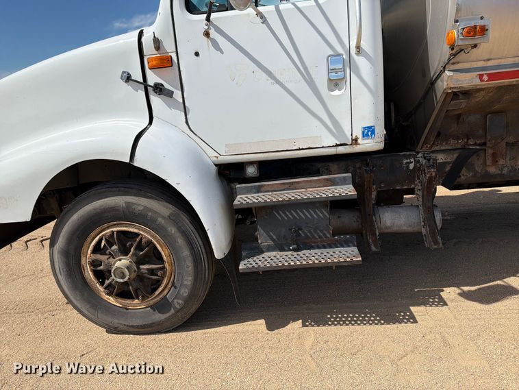 image for item FK0223 1991 International 8200 tank truck