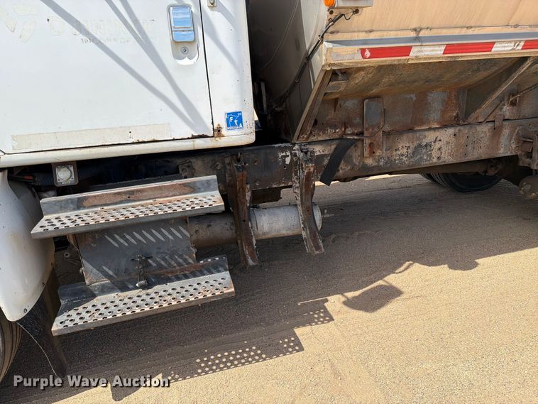 image for item FK0223 1991 International 8200 tank truck