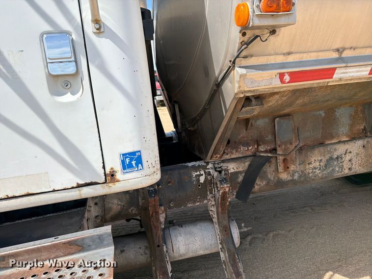 image for item FK0223 1991 International 8200 tank truck