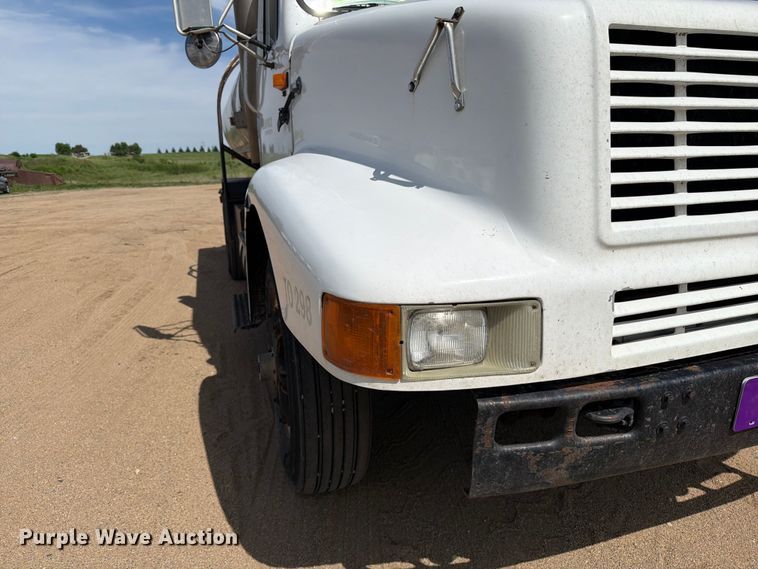 image for item FK0223 1991 International 8200 tank truck