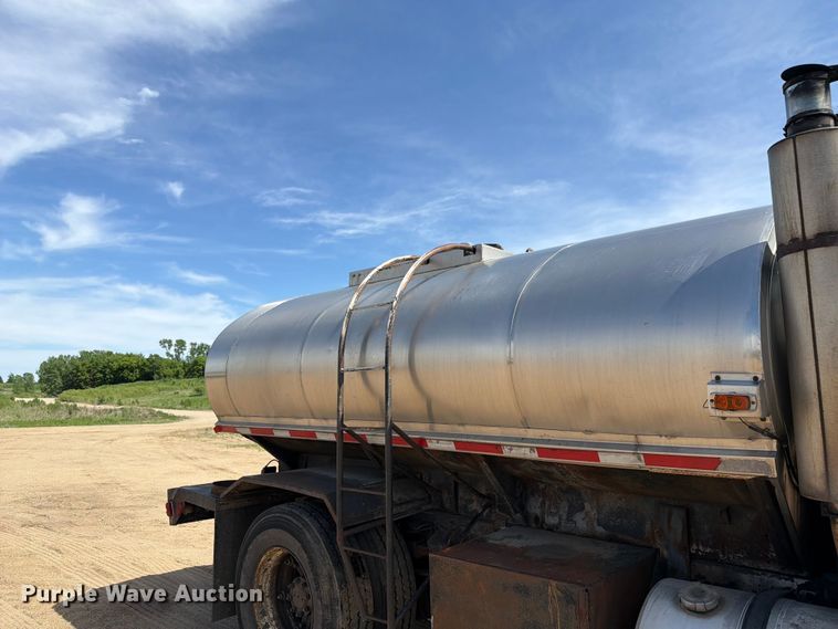 image for item FK0223 1991 International 8200 tank truck