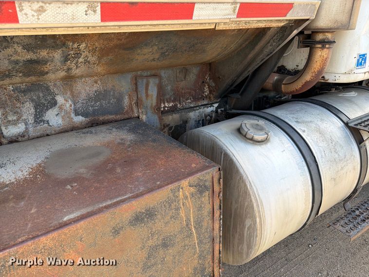 image for item FK0223 1991 International 8200 tank truck