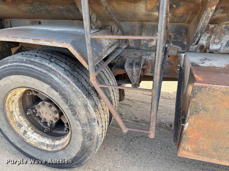 image for item FK0223 1991 International 8200 tank truck