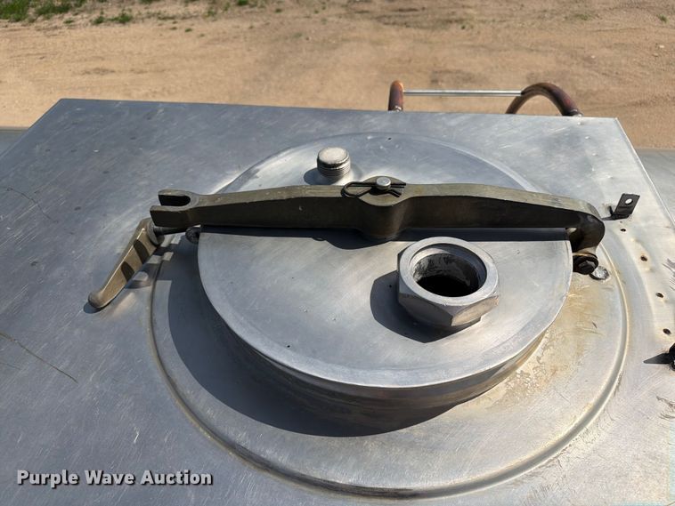 image for item FK0223 1991 International 8200 tank truck