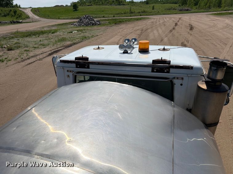 image for item FK0223 1991 International 8200 tank truck
