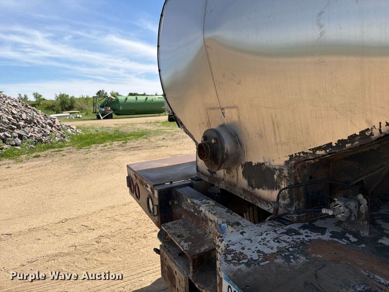 image for item FK0223 1991 International 8200 tank truck